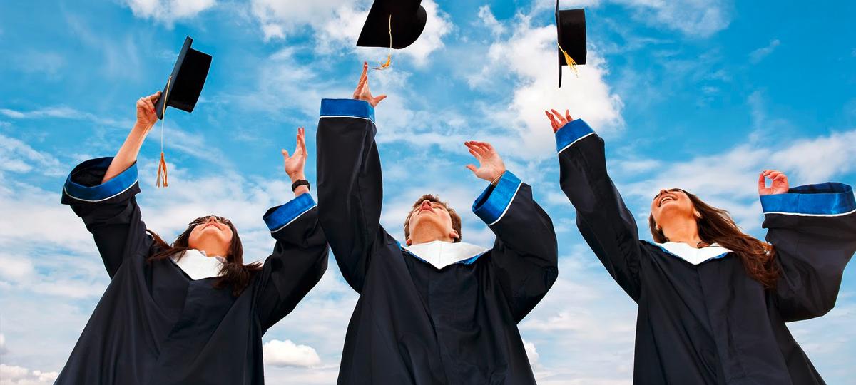 выпускники кидают в воздух шапки