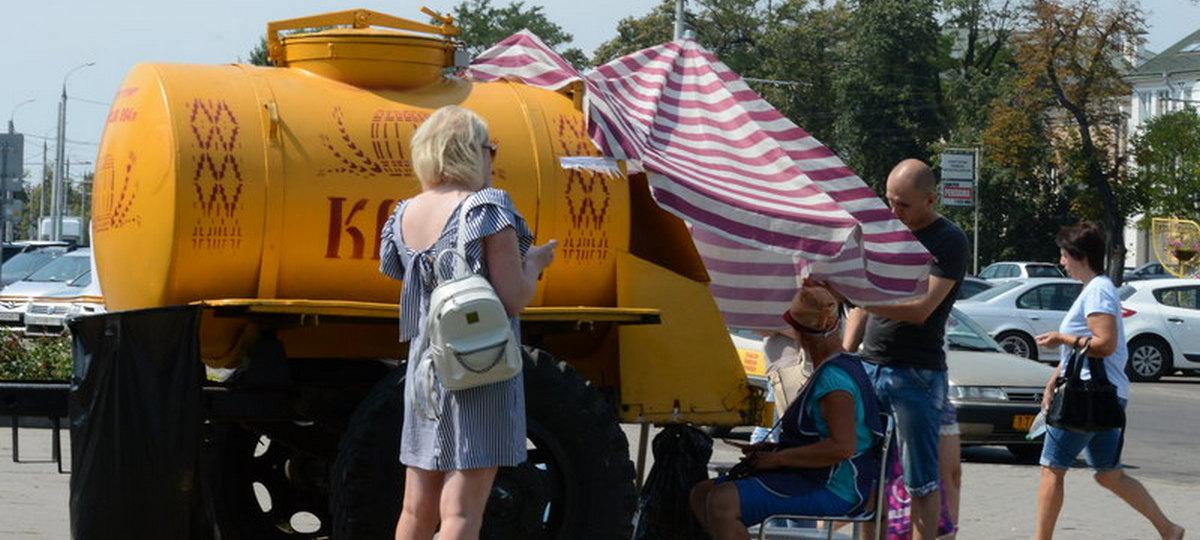 Уличный квас из желтой бочки в Бресте в 2017 году. Иллюстративное фото
