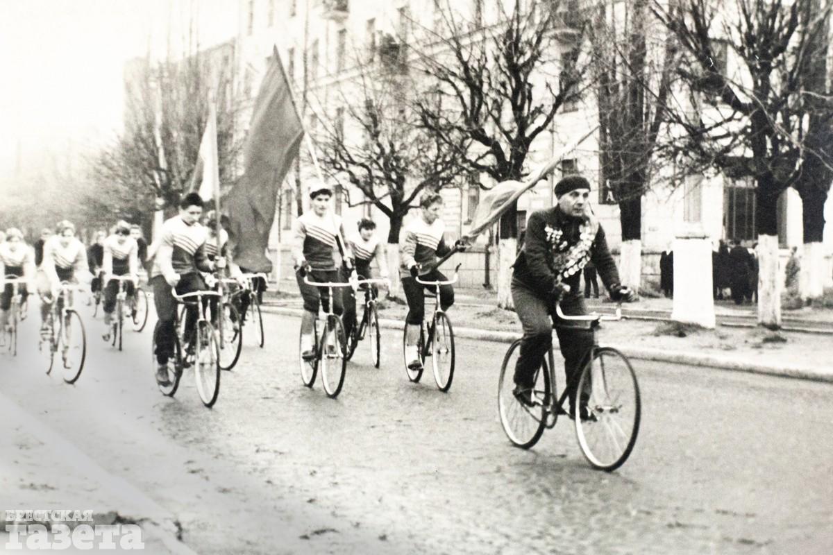 Торжественный проезд учеников велошколы во главе с Николаем Дранько. Улица Ленина.