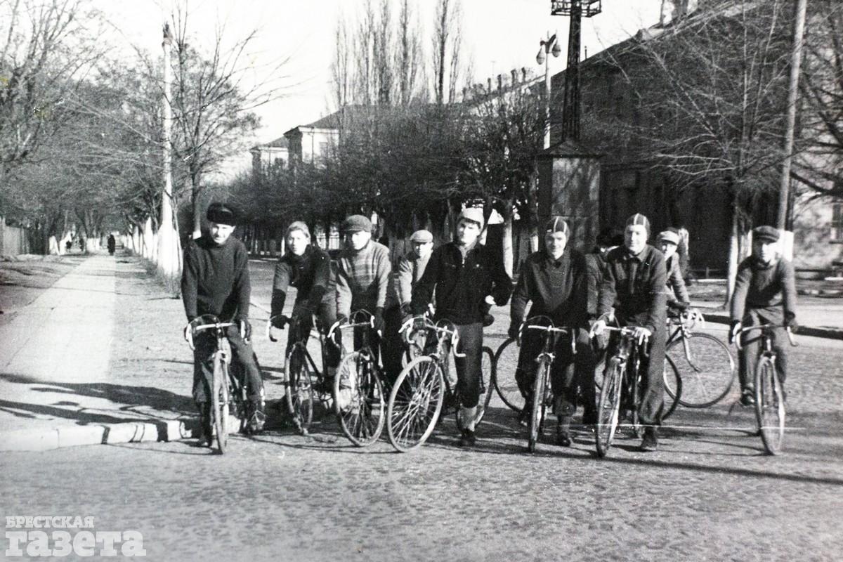 Воспитанники велошколы позируют на перекрестке улиц Ленина-Московская (проспект Машерова). Брест, 1960-е годы.