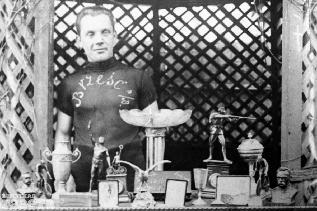 Николай Дранько со своими трофеями. 1930-е годы. Брест над Бугом.