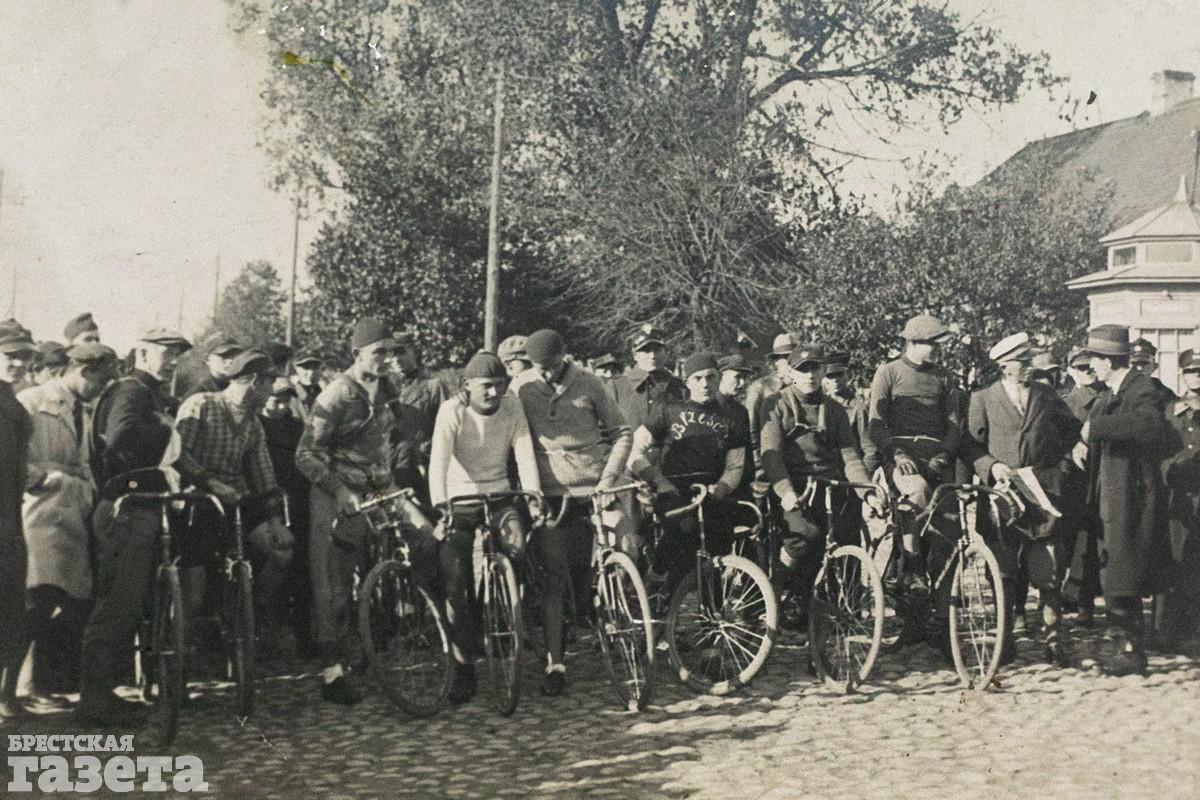 Старт велогонки в Бресте над Бугом.