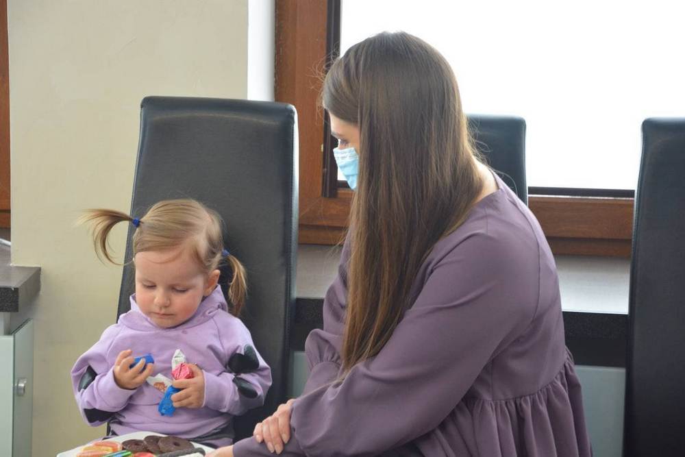 Арина Рудницкая с мамой на приеме в грисполкоме. 