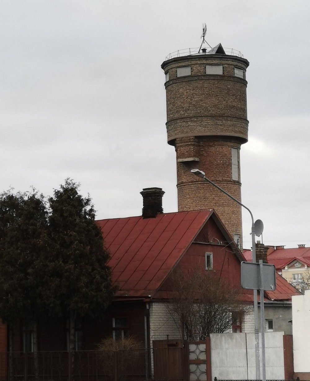 Водонапорная башня возле пригородного железнодорожного вокзала в Бресте