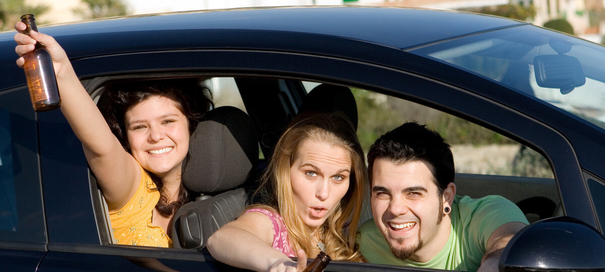 Девушки пьют алкоголь в машине. Иллюстративное фото