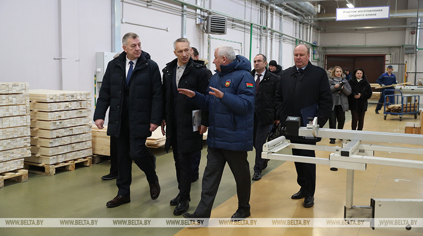 Управляющий делами Президента Республики Беларусь Юрий Назаров и председатель Брестского облисполкома Петр Пархомчик на ОАО «Телеханский столярный завод» в Ивацевичском районе. Фото: БЕЛТА.