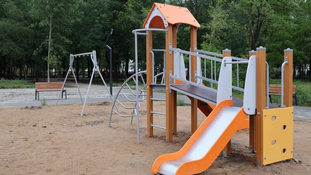 Детская площадка в городском сквере в Бресте.