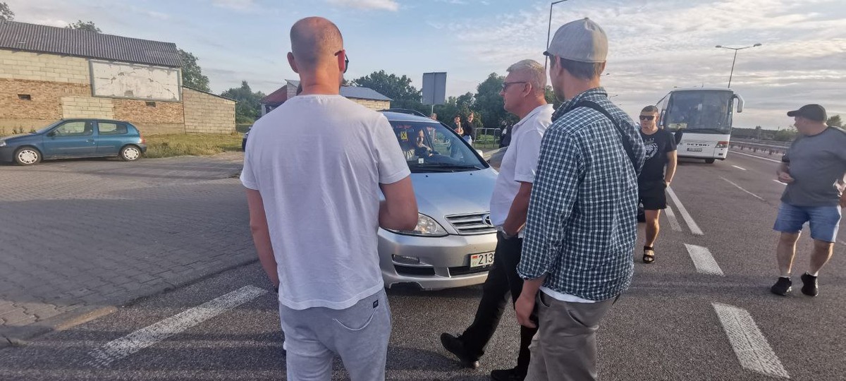 Мужчины не дают мужчине влезть в очередь перед пунктом пропуска «Тересполь». Фото из приграничного чата