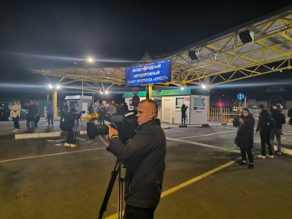 Представители госСМИ в пункте пропуска «Брест» ночью 25 сентября 2025 года