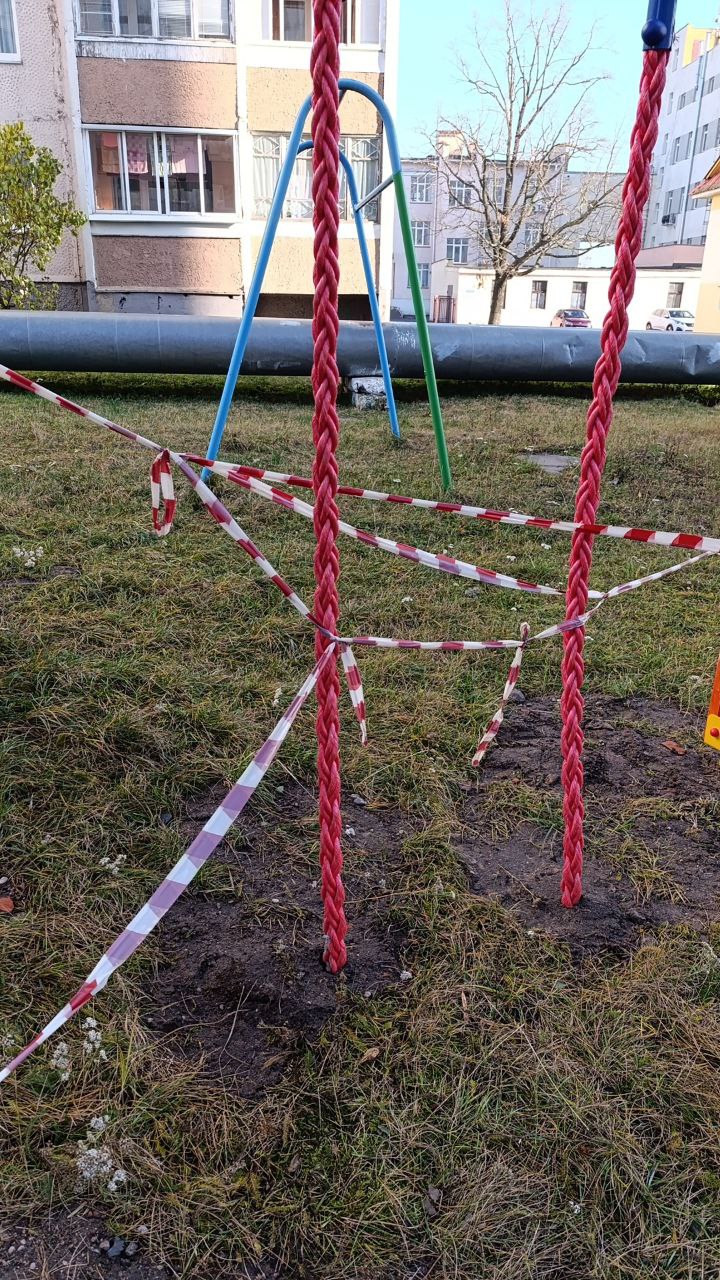 ограждающая лента на детской площадке