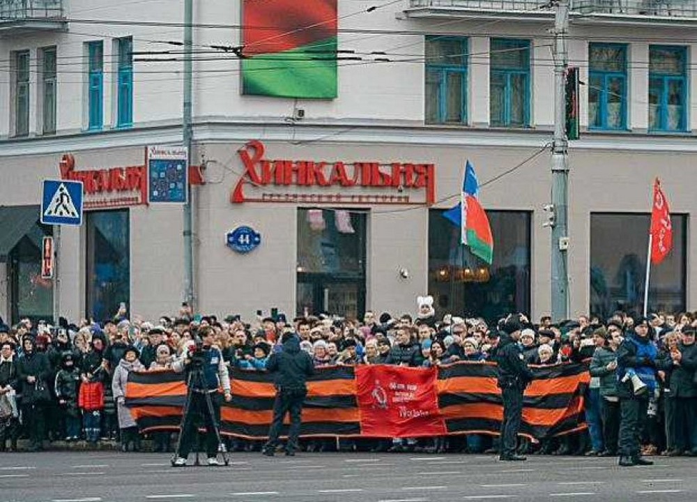 Большой баннер с георгиевской лентой на открытии памятника Рокоссовскому в Гомеле