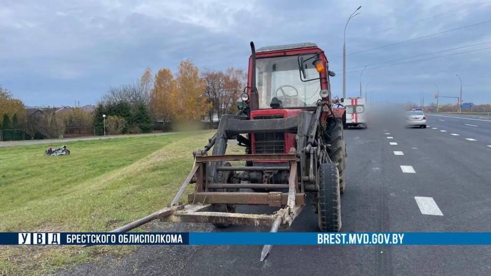 Трактор на месте трагедии на трассе М1. 