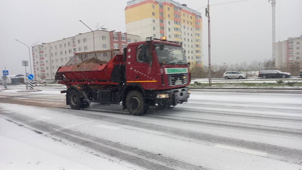 Машина с песко-соляной смесью едет по дороге в Бресте. 