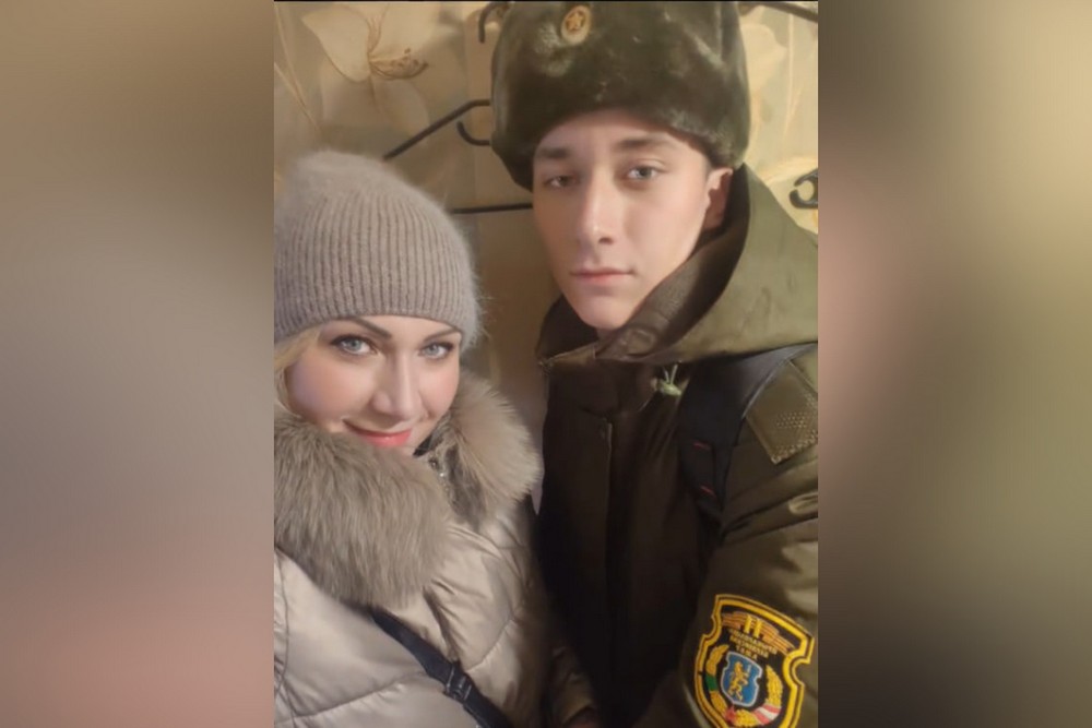 Егор Супрунюк и его мама Светлана. Скриншот видео