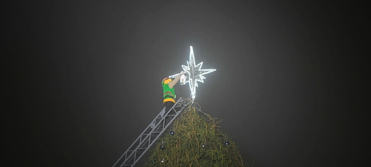 Эльф зажег новогоднюю елку в Барановичах. Фото: «Наш край»