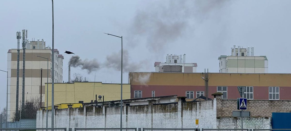 завод вылучае дым з трубаў