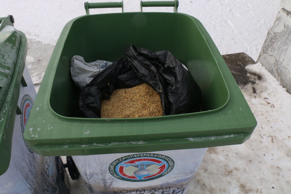 Контейнеры с кормом для лебедей на набережной Бреста.