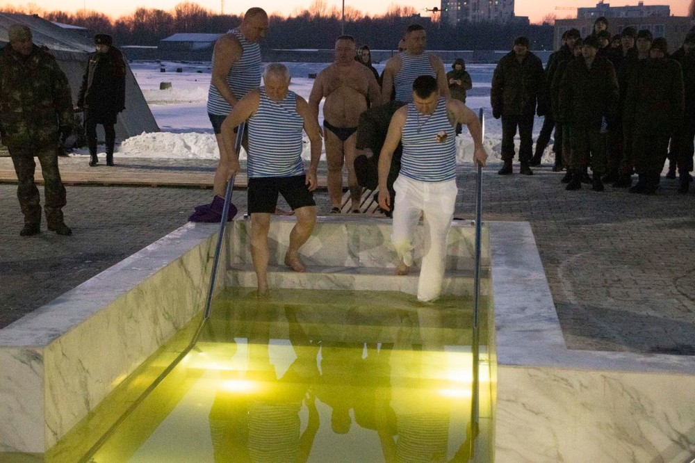 Петр Пархомчик заходит в купель на Крещение. Фото: Брестский облисполком