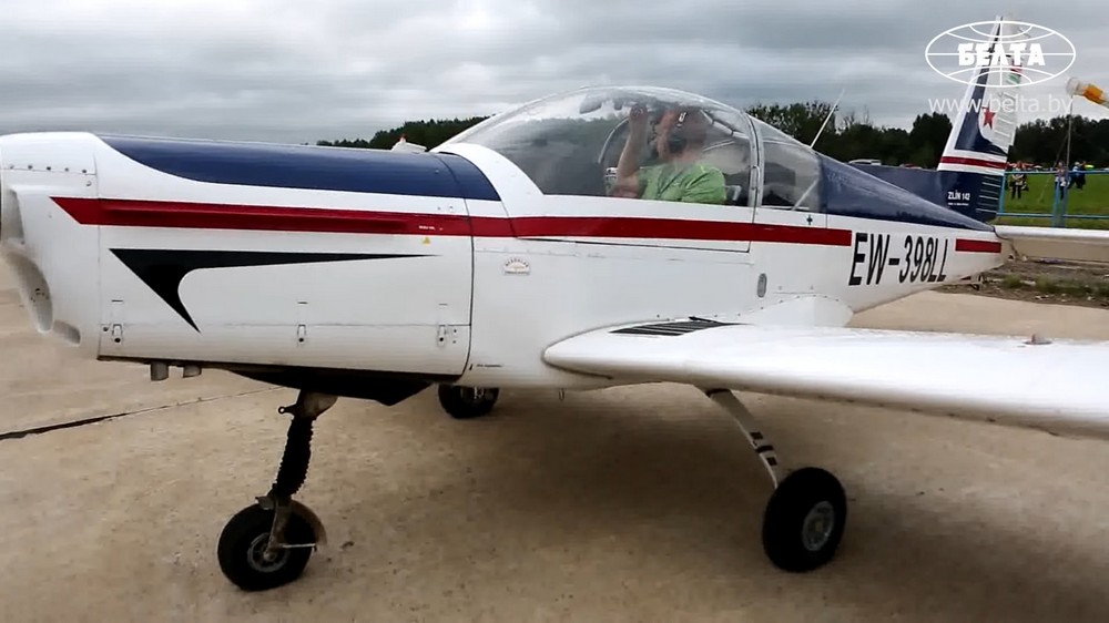 Сергей Завадский в своем самолете. Скриншот видео