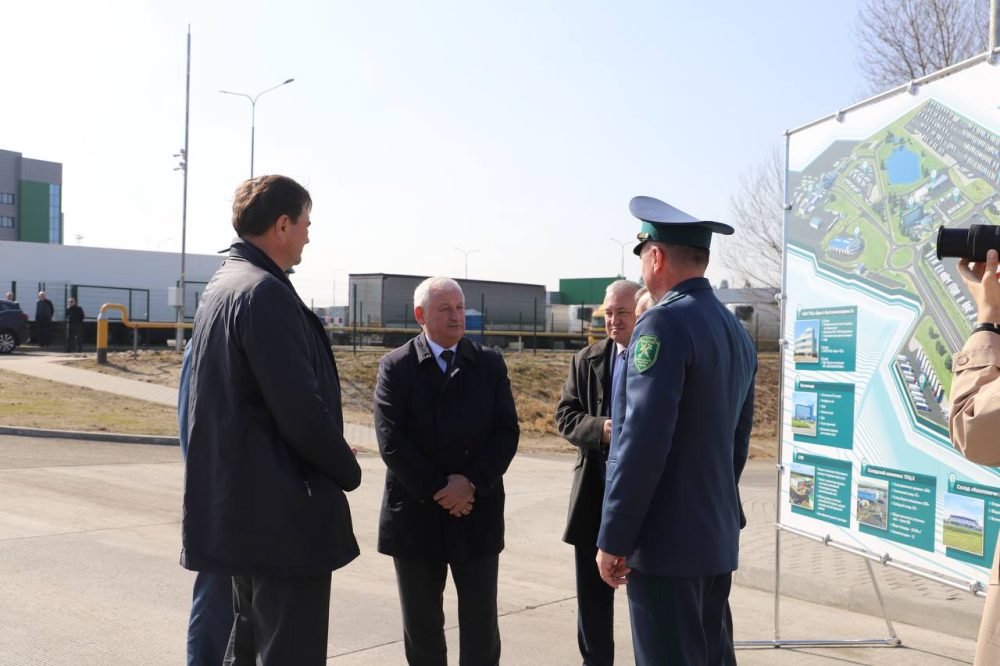 Чиновники в пункте пропуска «Козловичи» 19 марта 2026 года