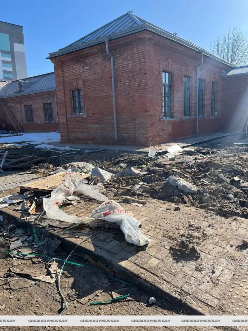 Территория возле Чериковской ЦРБ. Фото: «Веснік Чэрыкаўшчыны»