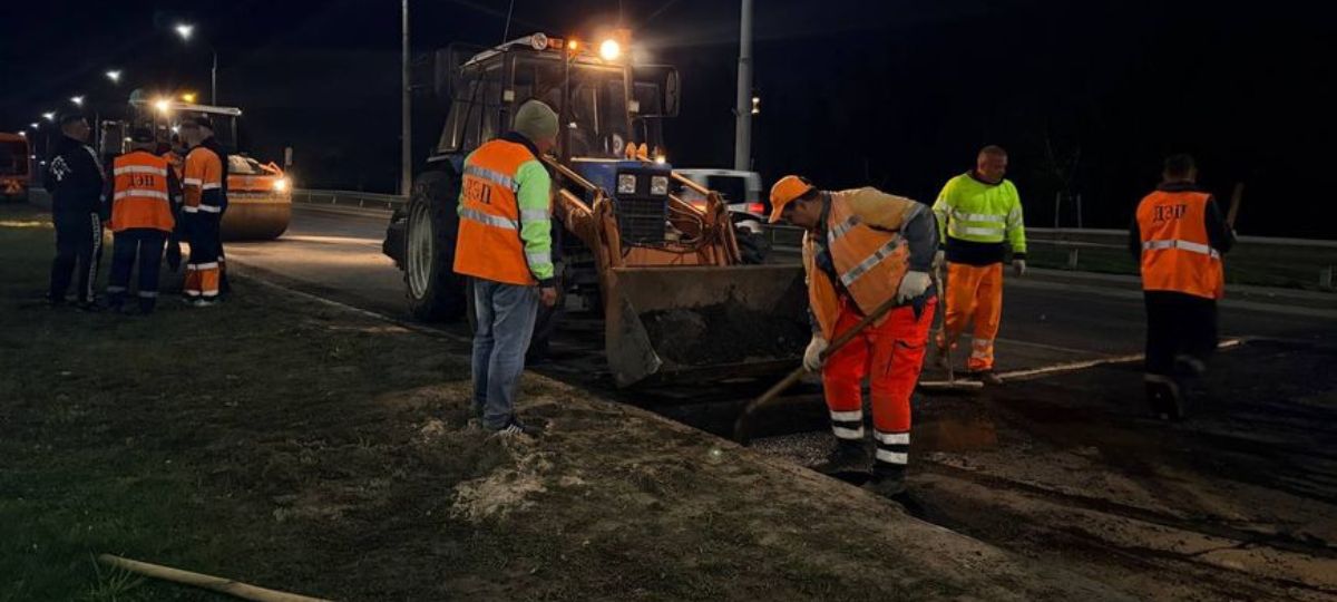 Асфальтирование дороги в Бресте на Варшавском шоссе в ночное время