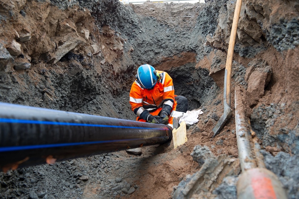 процесс прокладки водопроводной сети в рамках проекта по обновлению инфраструктуры в Гётеборге, Швеция.