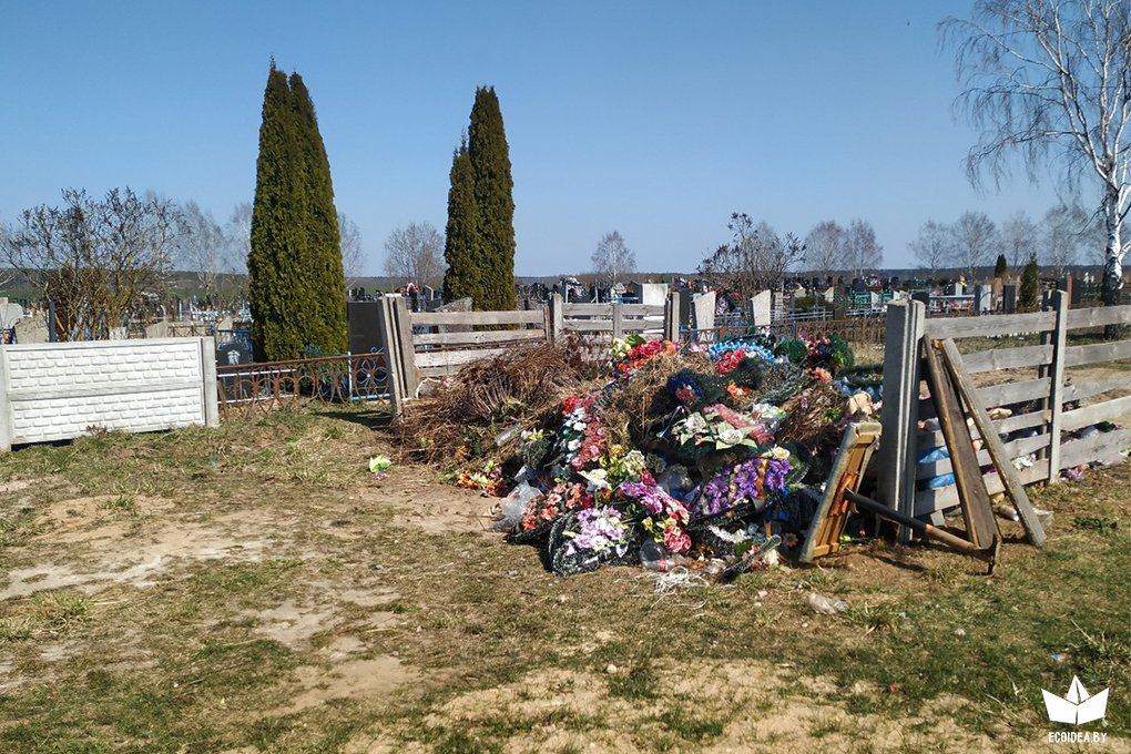 Ситуация с искусственными цветами на кладбище в Беларуси
