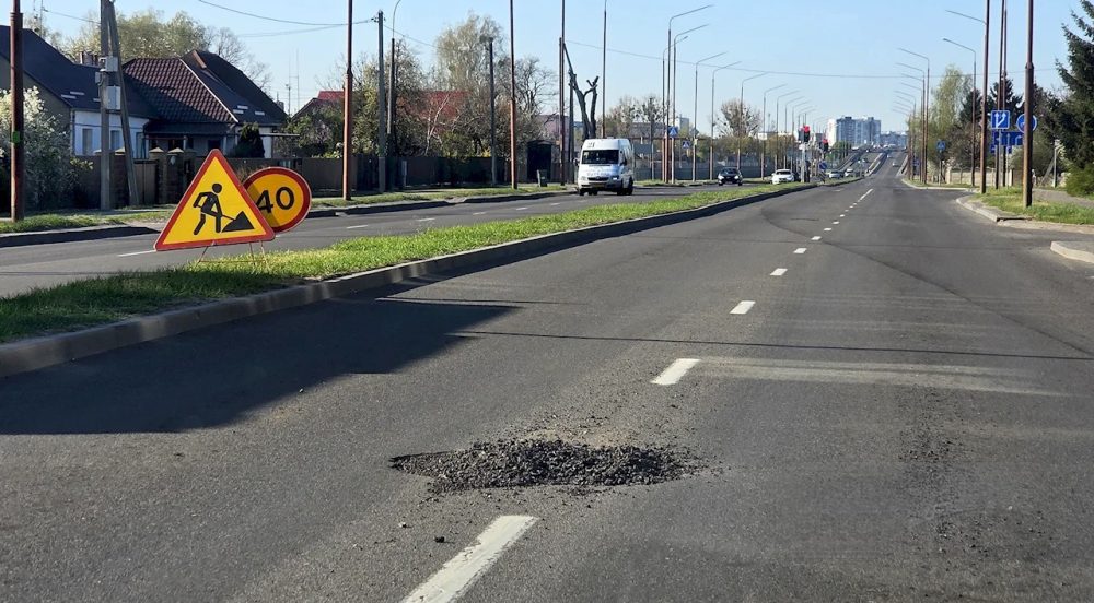 Ямы на улице Лейтенанта Рябцева в Бресте