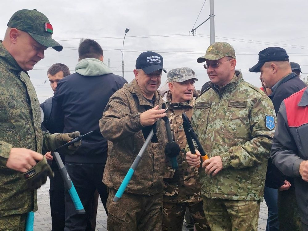 Брестские чиновники во время уборки Тришинского кладбища 12 сентября 2026 года. Фото: Брестский горисполком