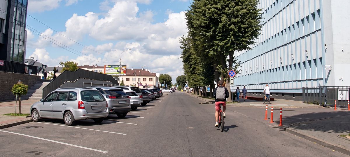 Велосипедист в Бресте едет по дороге