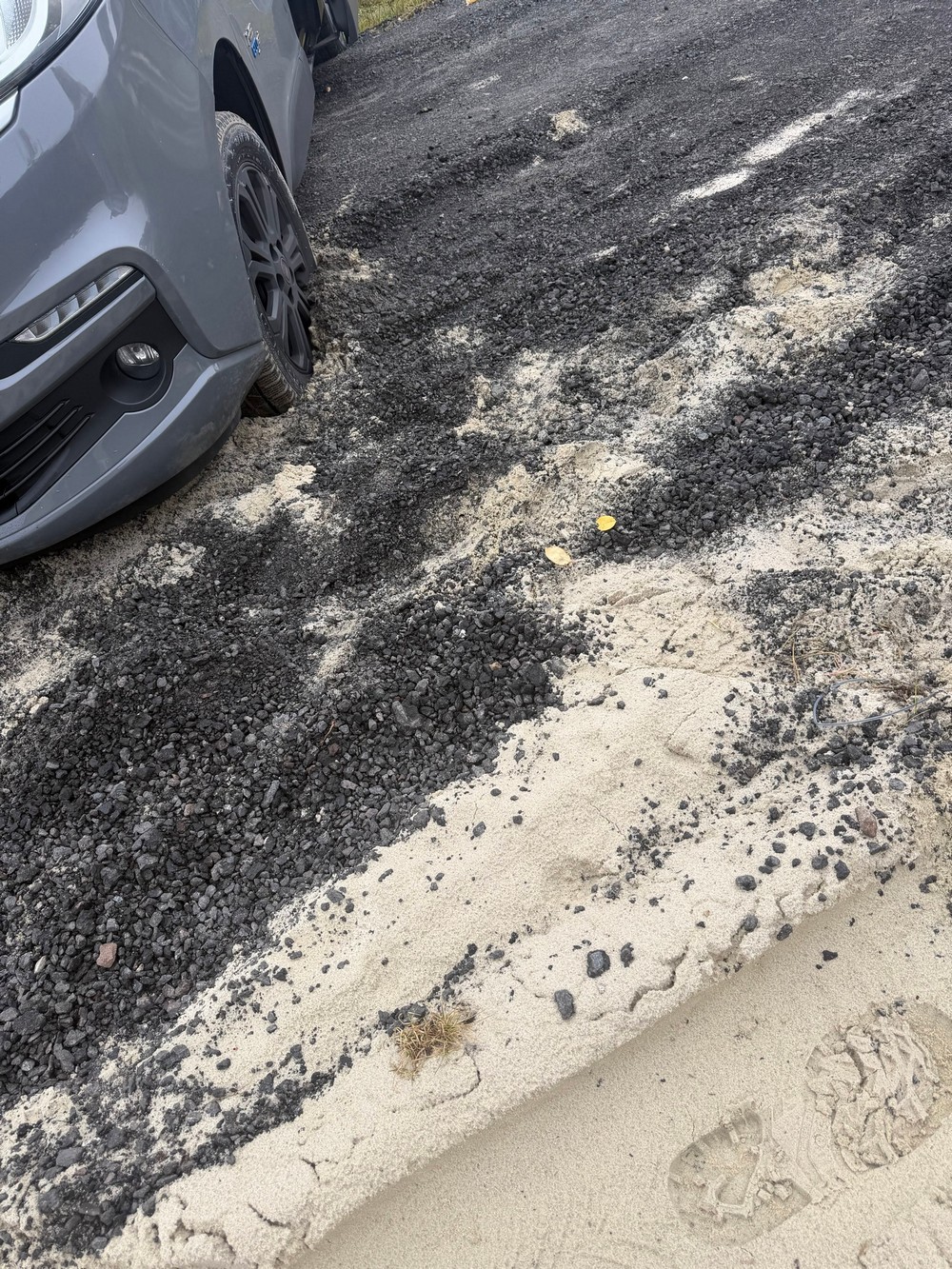 Дорога на улице Александрова в Страдечи. Фото из Threads