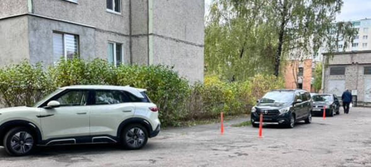 Самовольная парковка на Волгоградской в Бресте