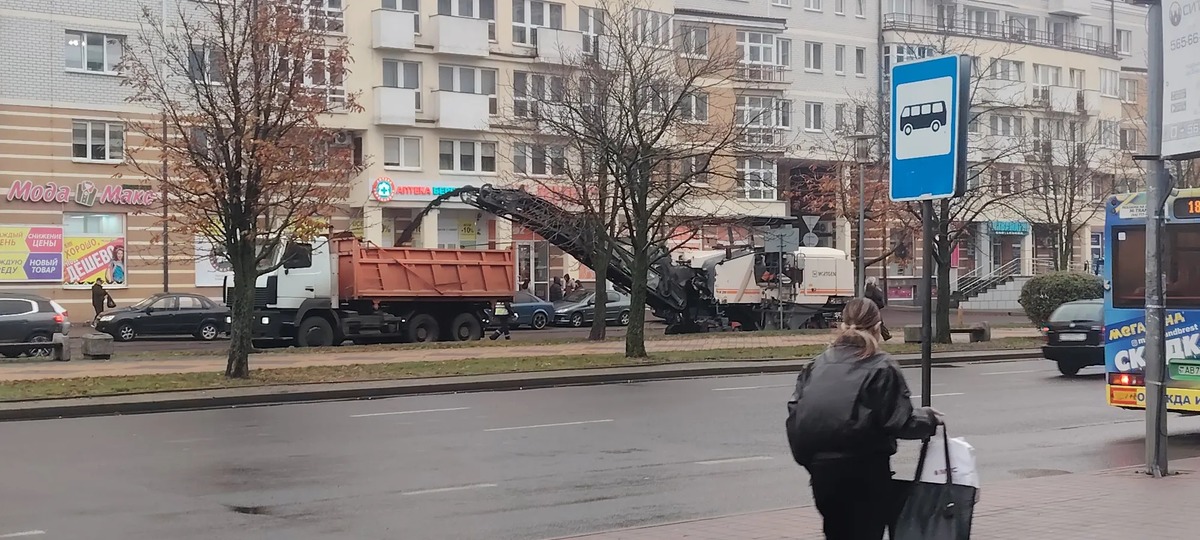 Замена верхнего слоя асфальта на бульваре Космонавтов в Бресте. Фото из Threads